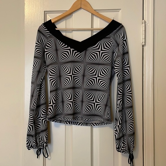 M/L 90s optical illusion geometric top with adjustable peekaboo sleeves - Picture 1 of 3